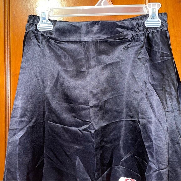 Satin floral midi skirt 🌸🖤 - Picture 3 of 4